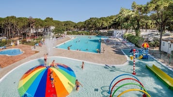 Una piscina al aire libre de temporada, sombrillas, tumbonas