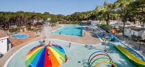 Un parc aquàtic amb diverses piscines, tobogans i un tobogan d'aigua gran en forma d'arc de Sant Martí.