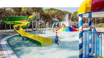 Seasonal outdoor pool, pool umbrellas, sun loungers