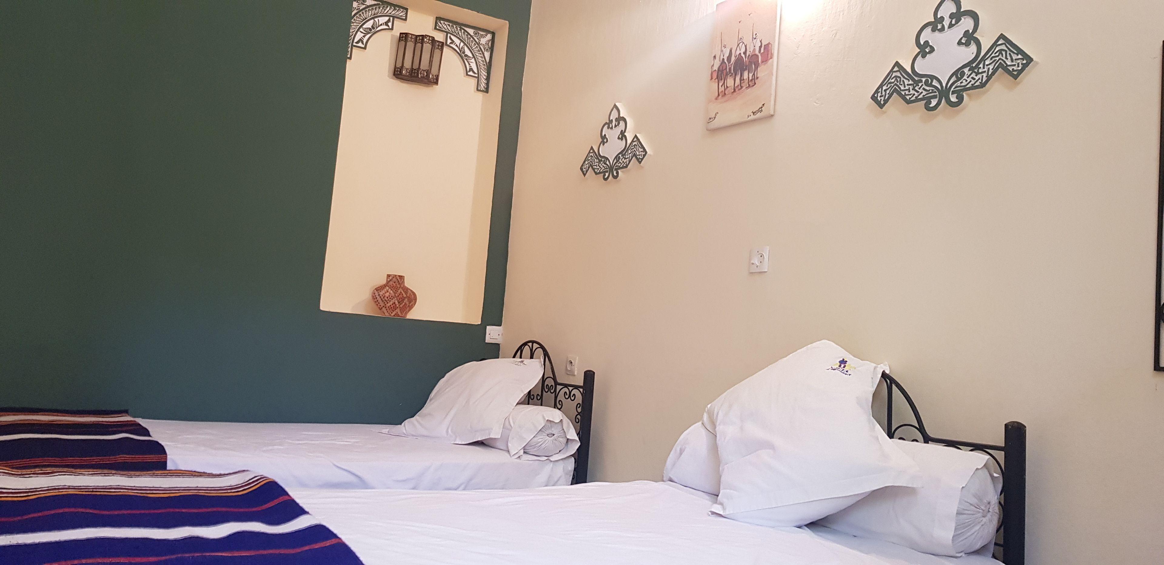 Zweibettzimmer, 2 Einzelbetten, Gemeinschaftsbad | Bügeleisen/Bügelbrett, kostenloses WLAN, Bettwäsche