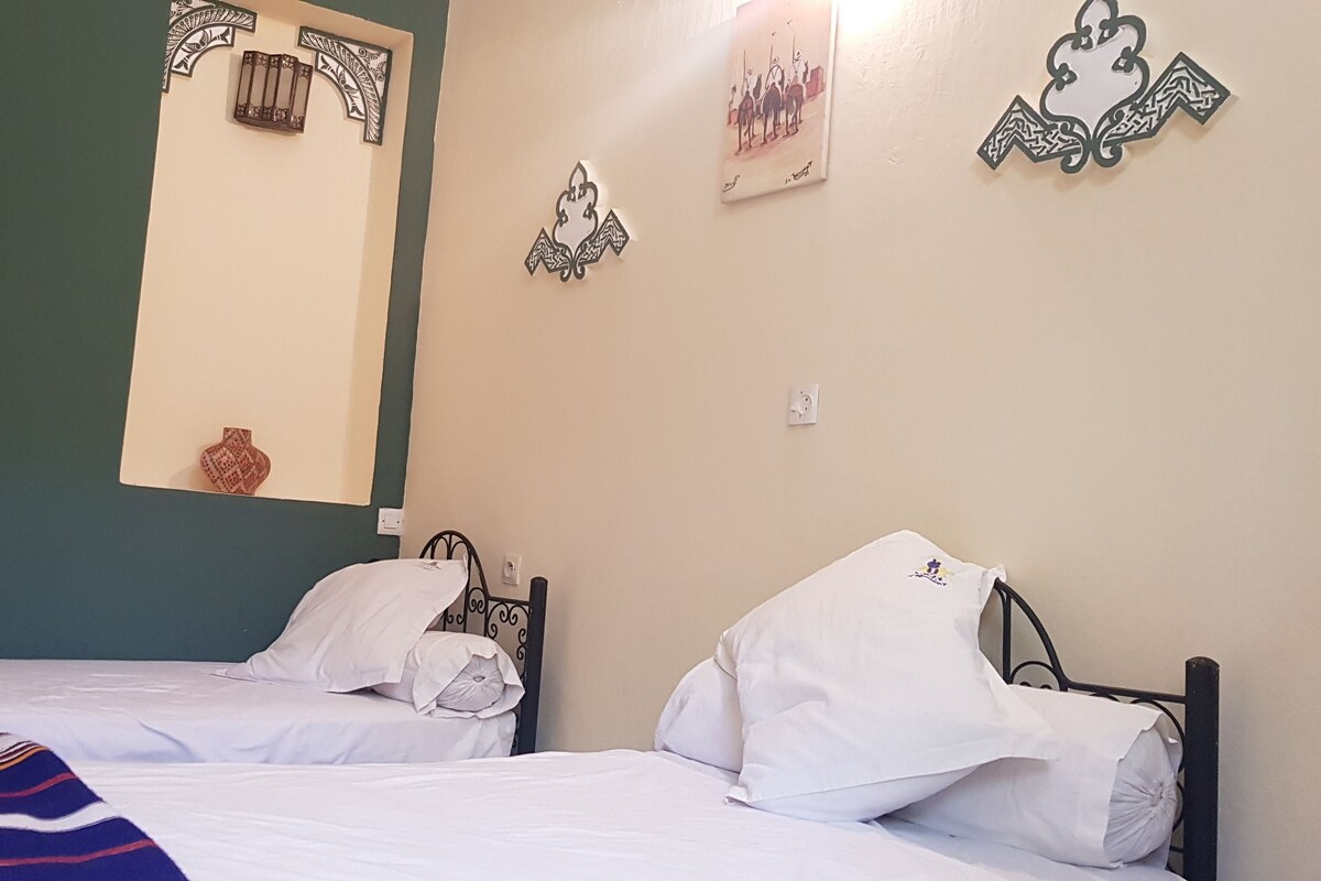 Zweibettzimmer, 2 Einzelbetten, Gemeinschaftsbad | Bügeleisen/Bügelbrett, kostenloses WLAN, Bettwäsche