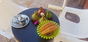 Tägliches inbegriffenes kontinentales Frühstück