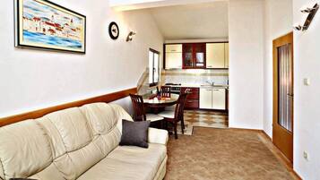 Villa, eigener Pool | Wohnbereich | Flachbildfernseher