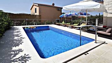 Piscine extérieure (ouverte en saison)