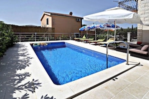 Una piscina al aire libre de temporada