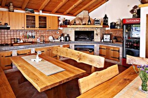 ヴィラ プライベートプール | 客室内のダイニングエリア