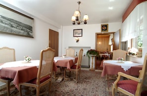 Desayuno continental (EUR 4 por persona)