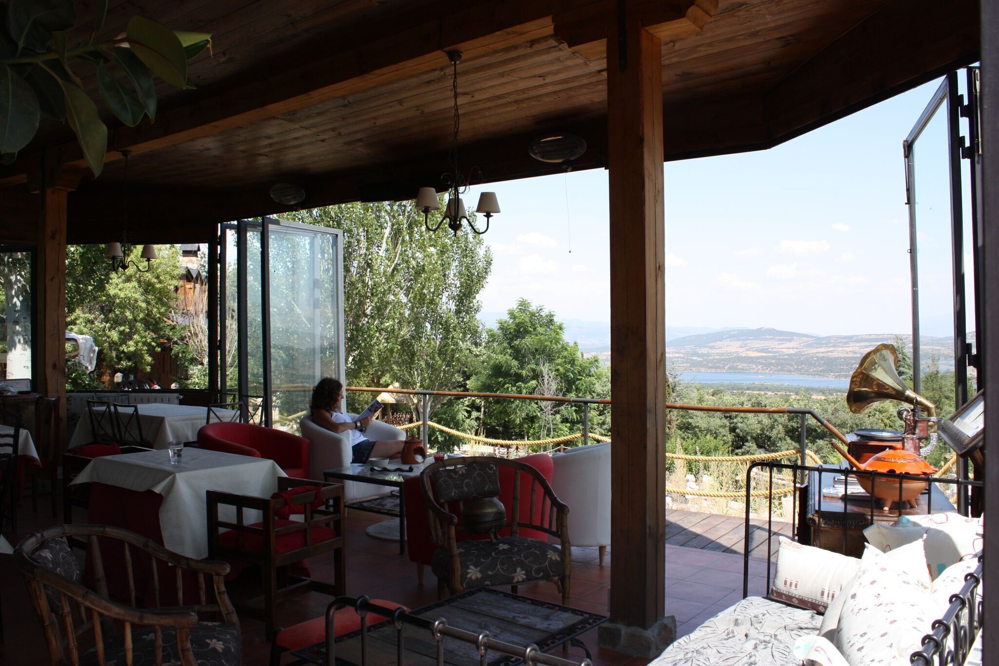 Un espace extérieur aménagé avec des tables et des chaises, offrant une vue sur un paysage pittoresque.