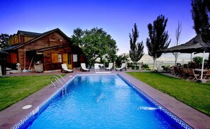 Innenpool, Außenpool, Sonnenschirme, Liegestühle