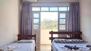 Desk, blackout drapes, bed sheets - Hotel Santa Terezinha (Alfredo Chaves)