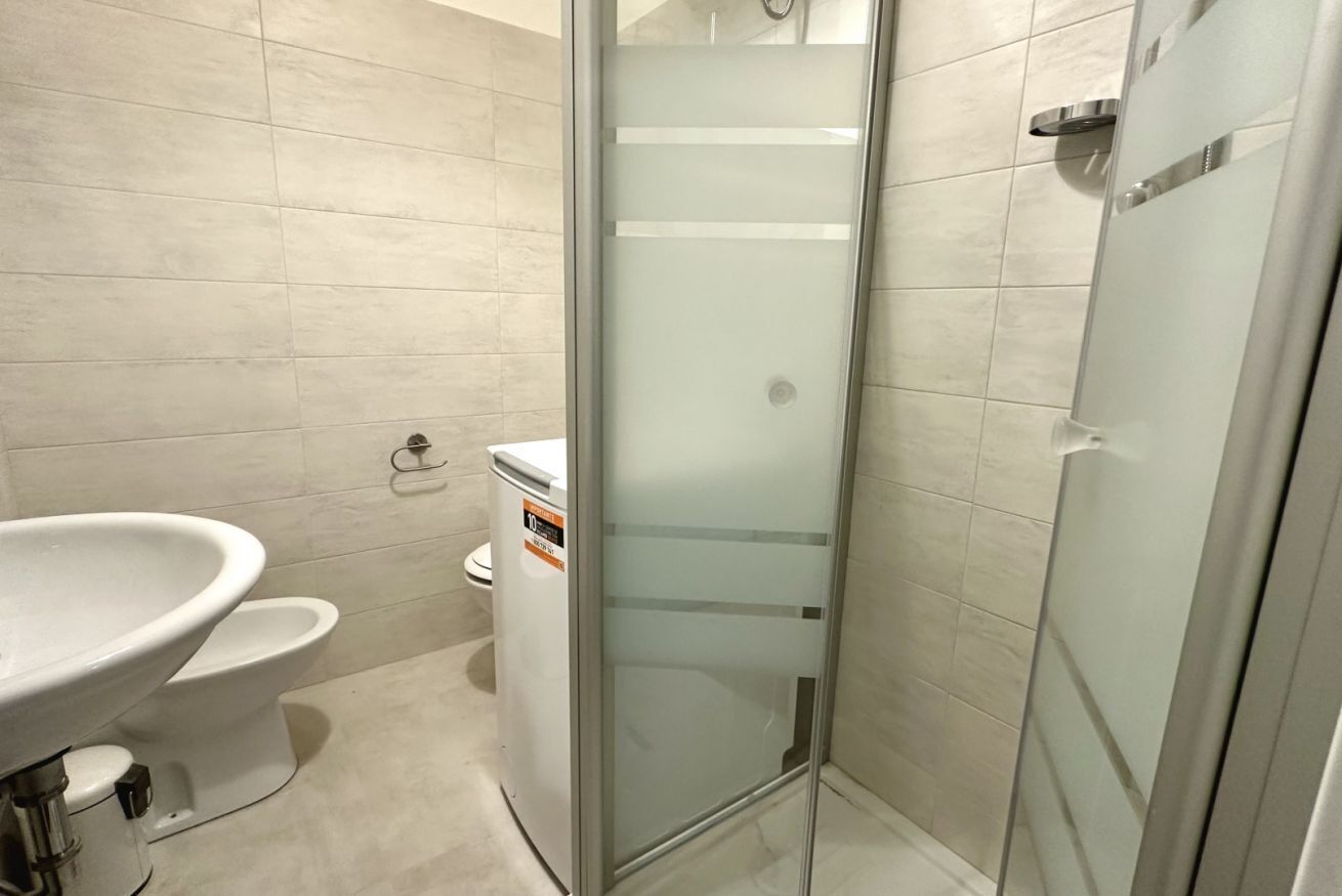 Regadera, bidet, toallas 