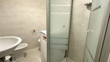 Douche, bidet, serviettes fournies