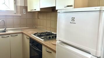 Frigorifero, forno, tavolo da pranzo