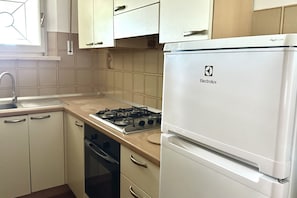 Kühlschrank, Ofen, Esstisch