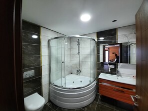 Ducha y bañera combinadas y bañera de hidromasaje