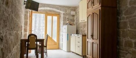 Studio | Repas dans la chambre