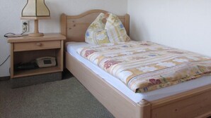 Habitación individual, 1 cama individual | Escritorio y ropa de cama