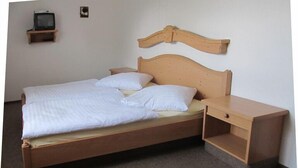 Habitación doble, 1 cama de matrimonio | Escritorio y ropa de cama