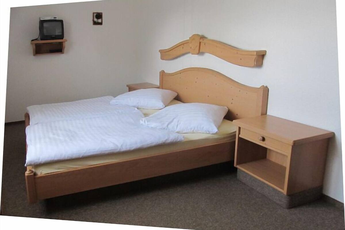 Desk, bed sheets