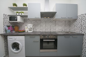 Appartement, 2 slaapkamers | Privékeuken | Een koelkast, een magnetron, een oven, een kookplaat