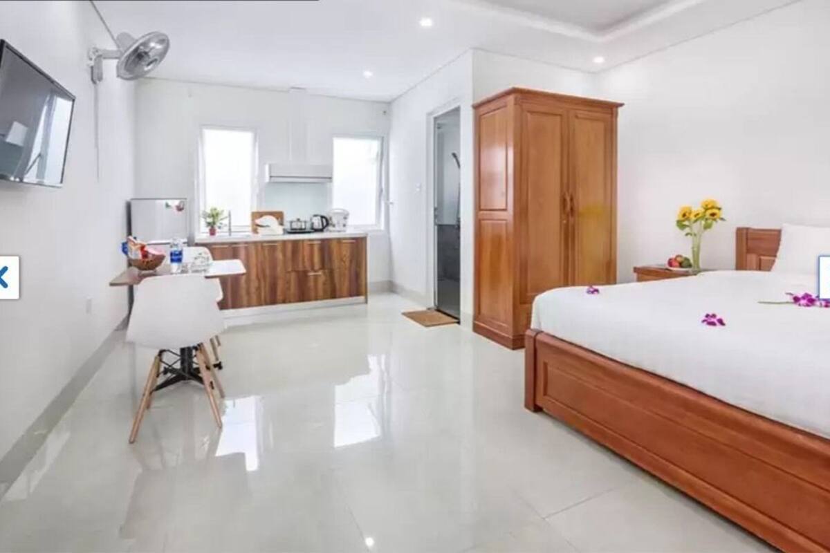 Desk, free WiFi, bed sheets