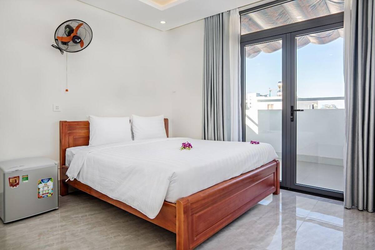 Desk, free WiFi, bed sheets