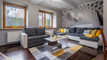 Comfort Studio | Living area | 37-inch flat-screen TV with satellite channels, TV