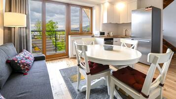 Comfort-Apartment, Bergblick | Wohnbereich | 37-Zoll-Flachbildfernseher mit Satellitenempfang, Fernseher