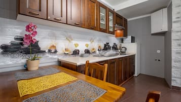 Comfort Studio | Private kitchenette | Microwave, stovetop, electric kettle, cookware/dishes/utensils