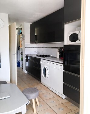 Fridge, microwave, oven, stovetop - Homerez - Cozy apartment with pool in Agde (Agde)