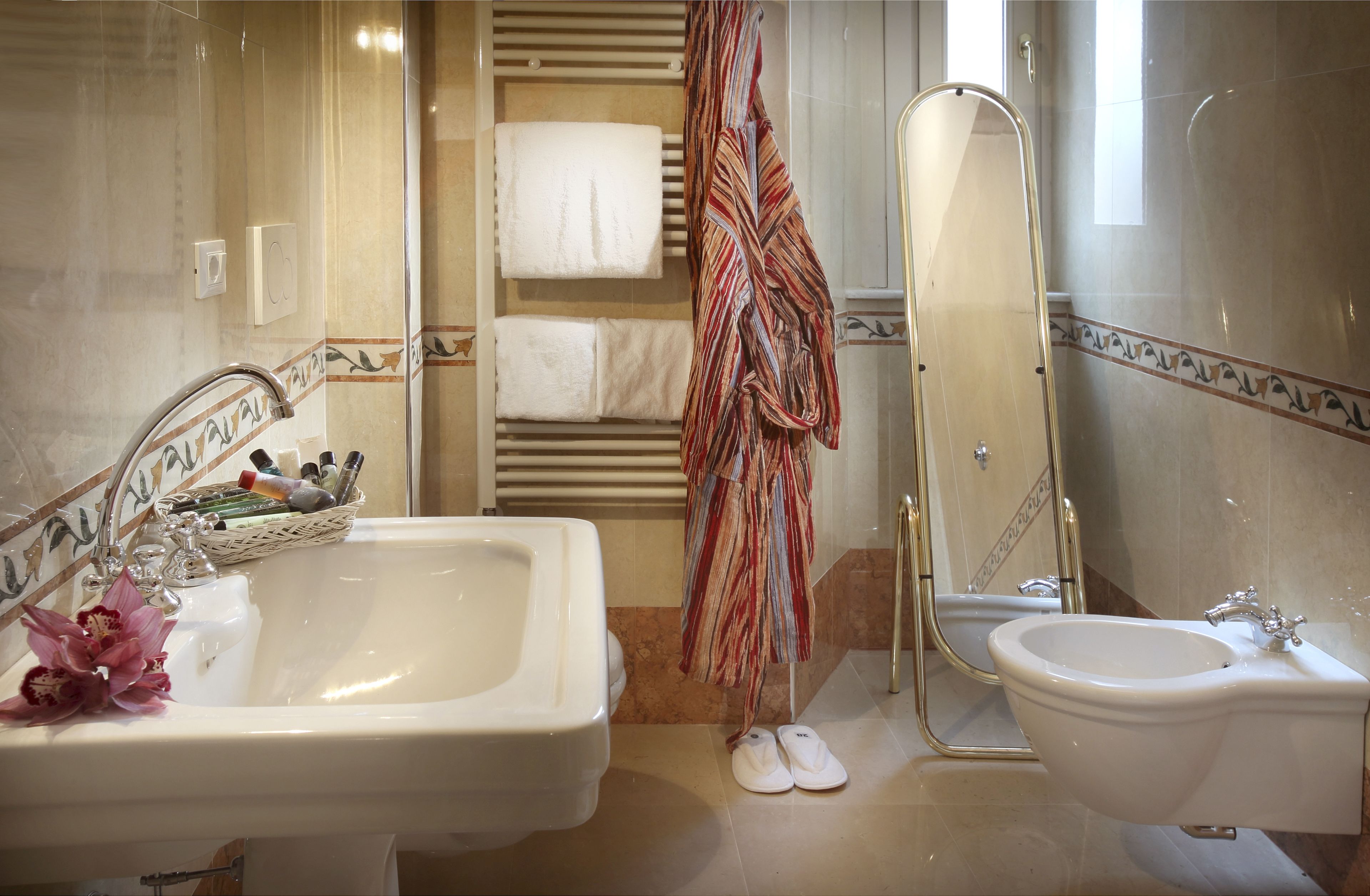 superior double or twin room | bathroom | combined shower/bathtub, free toiletries, hair dryer, bidet