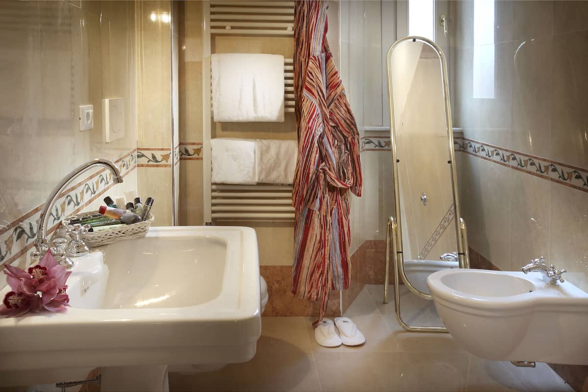 superior double or twin room | bathroom | combined shower/bathtub, free toiletries, hair dryer, bidet