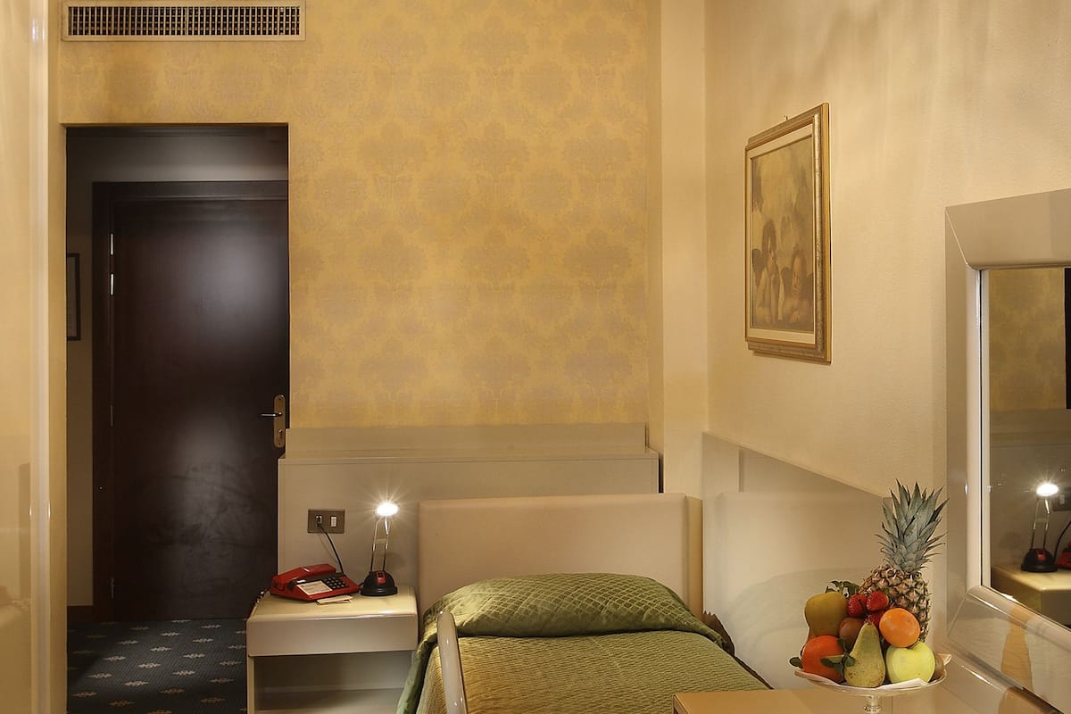 Kamar Single Klasik | Seprai premium, minibar, brankas, dan meja kerja