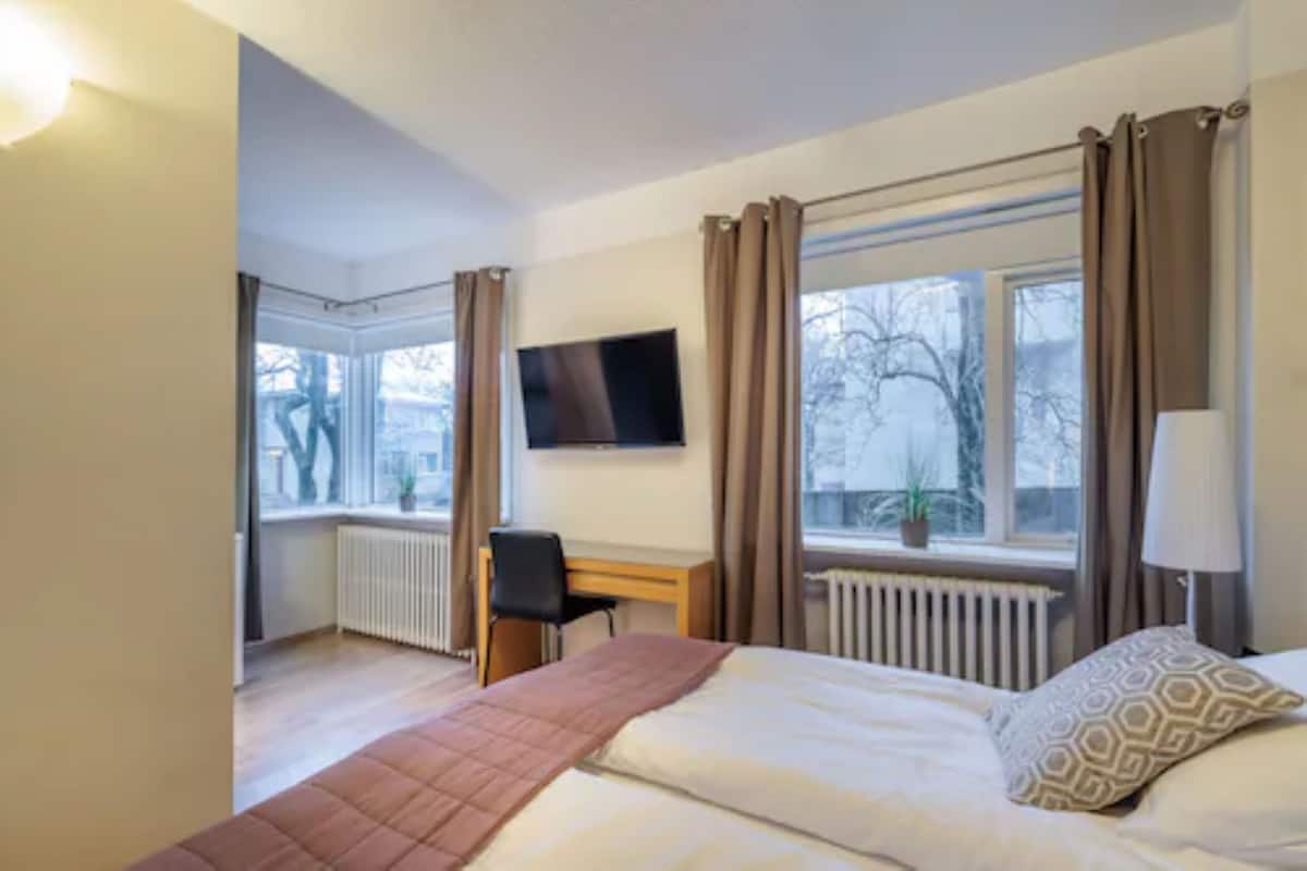Tweepersoonskamer, privébadkamer | Een bureau, een laptopwerkplek, verduisterende gordijnen