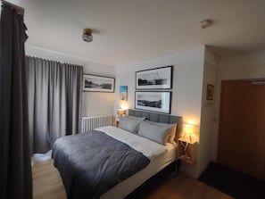 Habitación doble, baño compartido | Escritorio, espacio para trabajar con un portátil, cortinas opacas