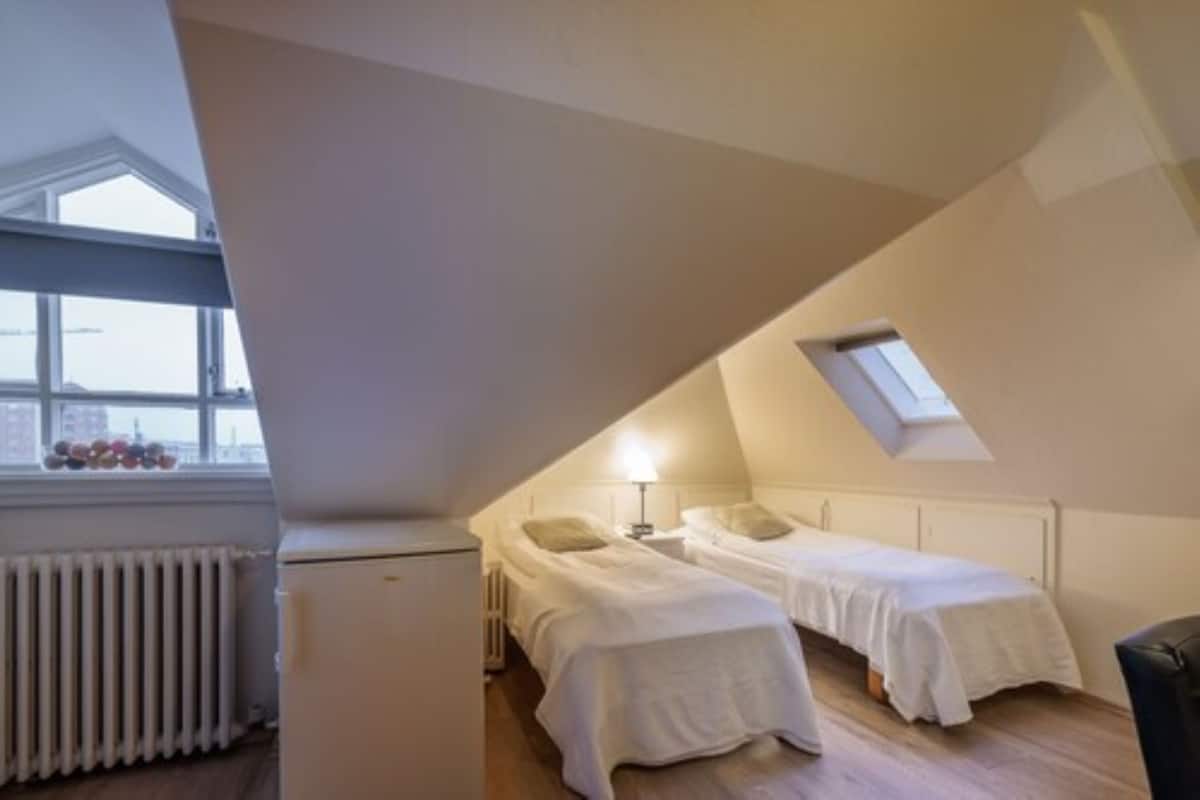 Eenvoudige Twin kamer | Een bureau, een laptopwerkplek, verduisterende gordijnen