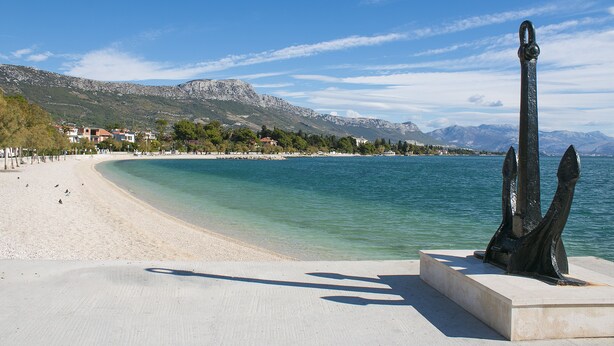 A beach with a clear view of the sea and mountains in the background. - Apartment Zvonimir (Kastela)