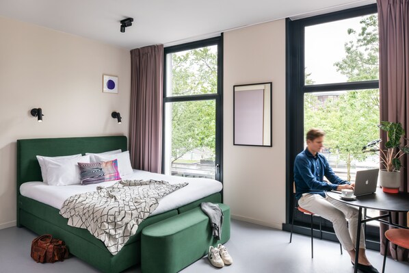 خزنة داخل الغرفة وستائر تعتيم وتجهيزات عازلة للصوت وواي فاي مجانًا