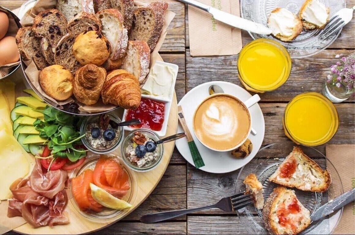 daily continental breakfast (eur 15 per person)