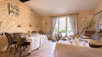 Dagelijks continentaal ontbijt inbegrepen