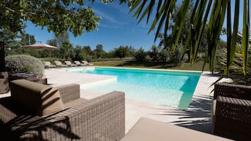 Piscine extérieure, parasols de plage, chaises longues