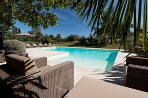 Outdoor pool, open 10:00 AM to 7:00 PM, pool umbrellas, pool loungers - Chambres d'hôtes le Moulin de Beaunette (Grane)
