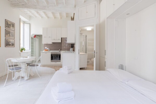 Silitysrauta/-lauta, Wi-Fi, vuodevaatteet