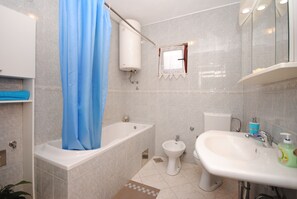 Apartment, 3 Bedrooms | Bathroom | Shower, free toiletries, hair dryer, bidet - Apartment Ivanka (Kastela)