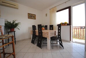 Appartement, 3 slaapkamers | Dineren in de kamer