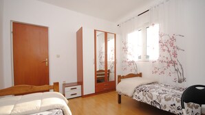 A bedroom with two beds, a wardrobe, and a mirror. - Apartment Ivanka (Kastela)