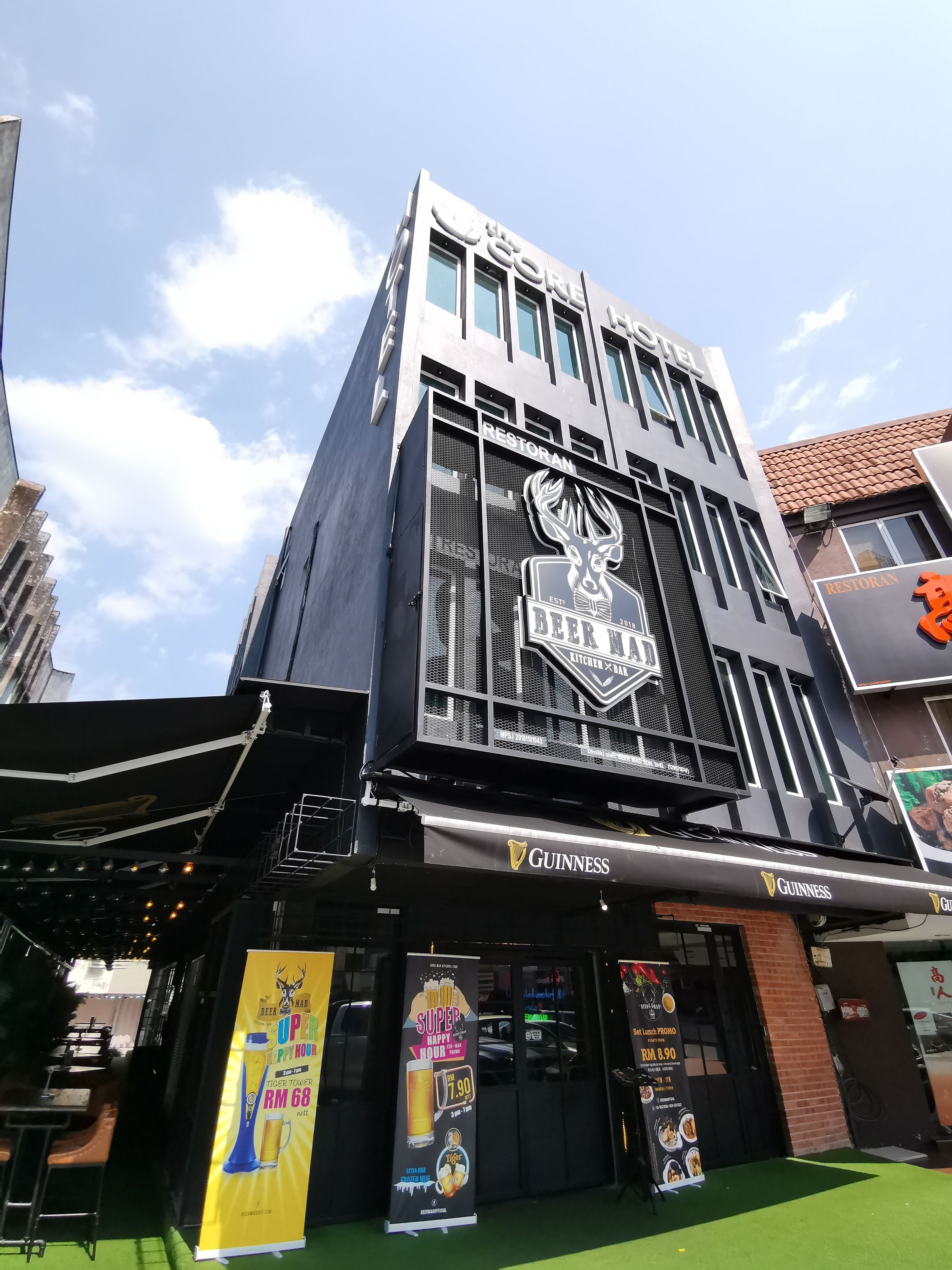Un bâtiment avec une enseigne indiquant « The Core Restaurant » et « Guinness » au rez-de-chaussée.
