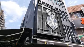 Un bâtiment avec une enseigne indiquant « The Core Restaurant » et « Guinness » au rez-de-chaussée.