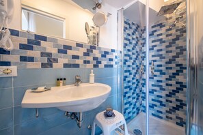 Douche, sĂšche-cheveux, bidet, serviettes fournies