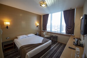 标准双人房 | 1 多间卧室、迷你吧、客房内保险箱、办公桌